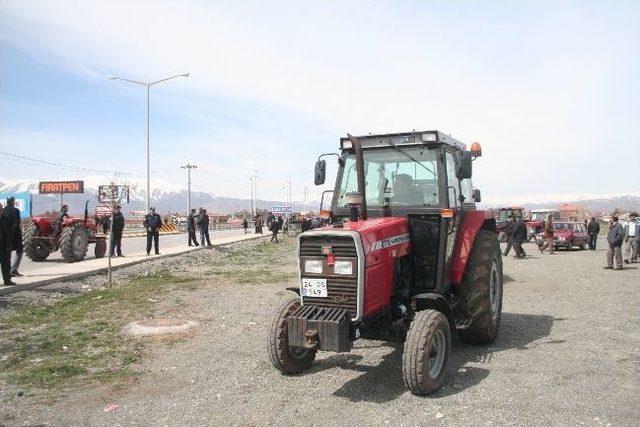 Çiftçiler Traktörleri İle Eylem Yaptı