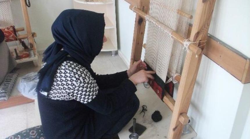 Sorgun Halk Eğitim Merkezi Kilim Dokuma Kursuna Yaşlı Ninelerden Destek Alıyor