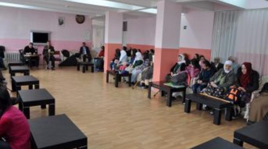 Uşak K&ouml;rfez Dershanesi &Ouml;ğrencileri Huzurevini Ziyaret Etti