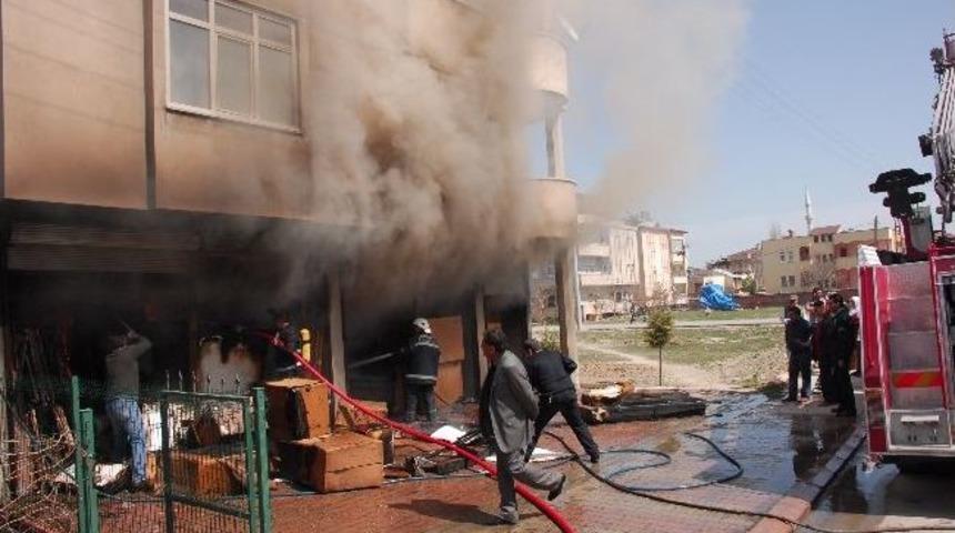 Mobilya Deposunda &Ccedil;ıkan Yangın Korkuttu