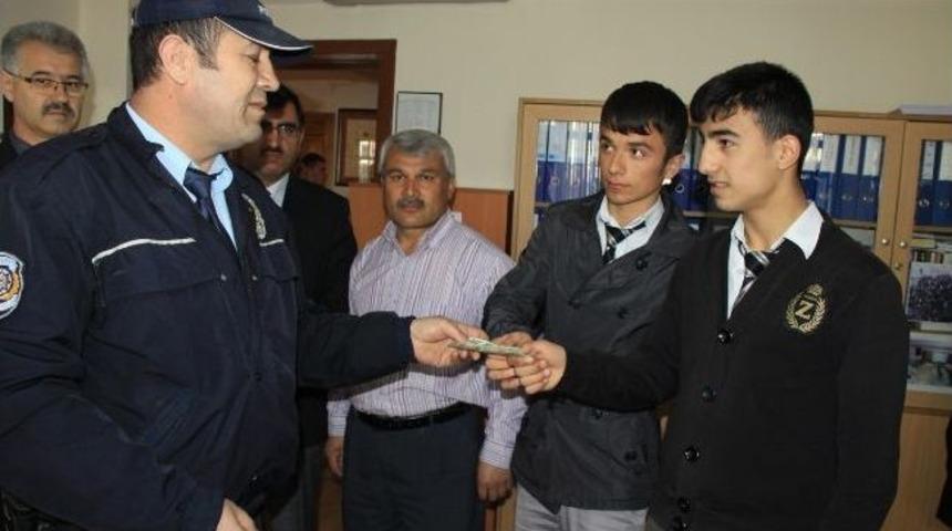 İmam Hatipli &Ouml;ğrenciler Bankamatik &Ouml;n&uuml;nde Buldukları Parayı Polise Teslim Etti