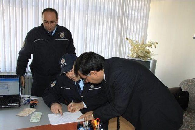 İmam Hatipli &Ouml;ğrenciler Bankamatik &Ouml;n&uuml;nde Buldukları Parayı Polise Teslim Etti 1