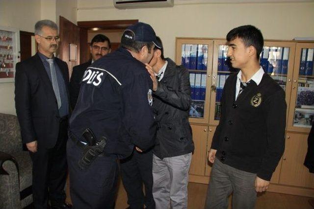 İmam Hatipli &Ouml;ğrenciler Bankamatik &Ouml;n&uuml;nde Buldukları Parayı Polise Teslim Etti 3