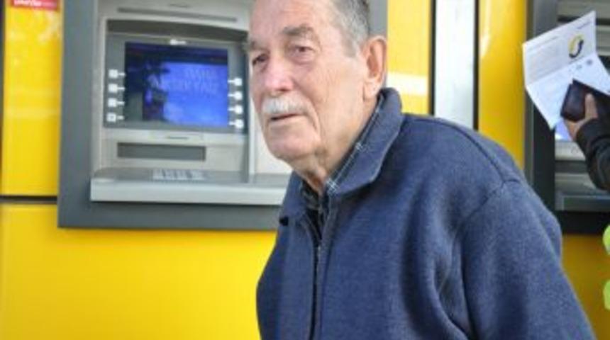 Yardım Istediği Yaşlı Adamın Maaşını &Ccedil;ekip Ka&ccedil;tılar