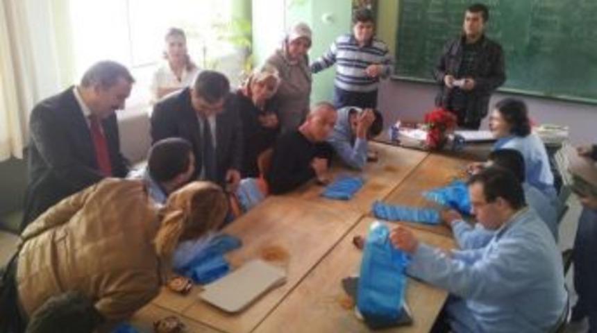 Ak Parti Y&ouml;netimi Down Sendromlu &Ccedil;ocukları Ziyaret Etti