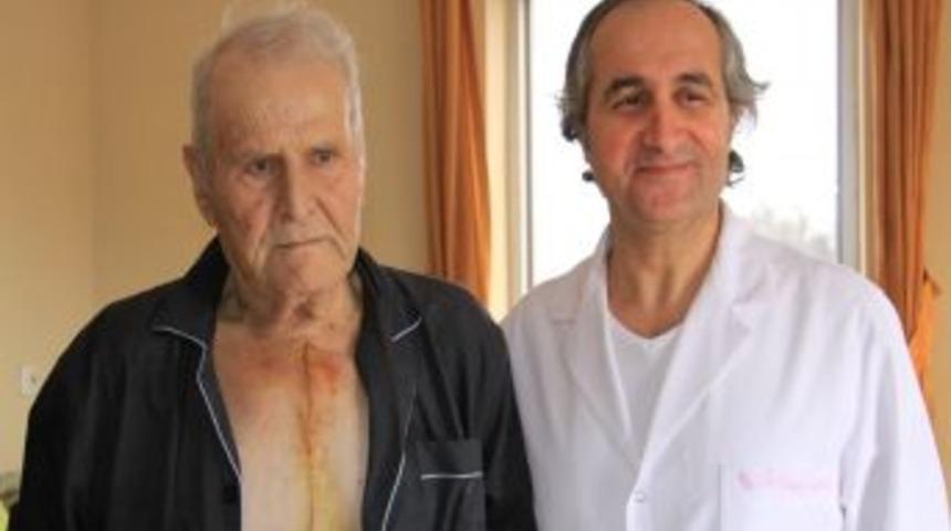 Aort Damarı Değişen 93 Yaşındaki Hasta, Sağlığına Kavuştu