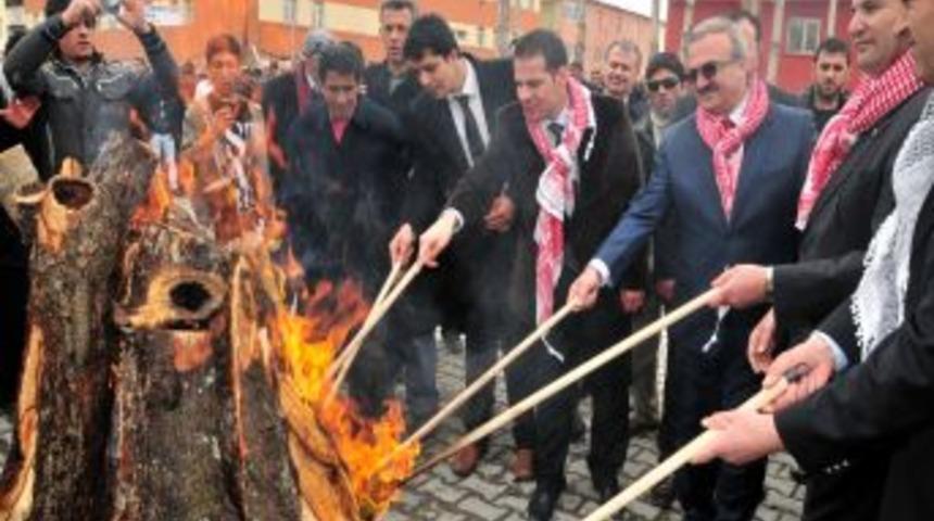 Vali Karaloğlu, Nevruz'u K&uuml;rt&ccedil;e Kutladı