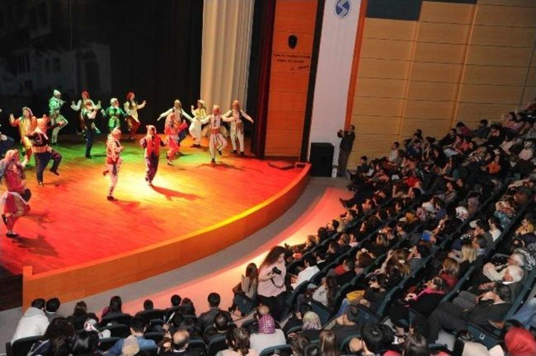 Akademisyenler Ve &Ouml;ğrenciler, 'bu Topraklar İ&ccedil;in' Dans Etti