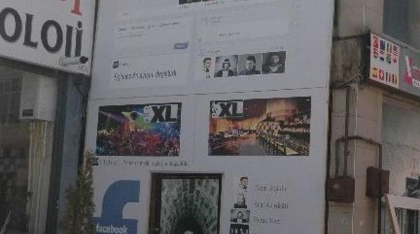 Kafenin Duvarını Facebook Resimleriyle Kapladı