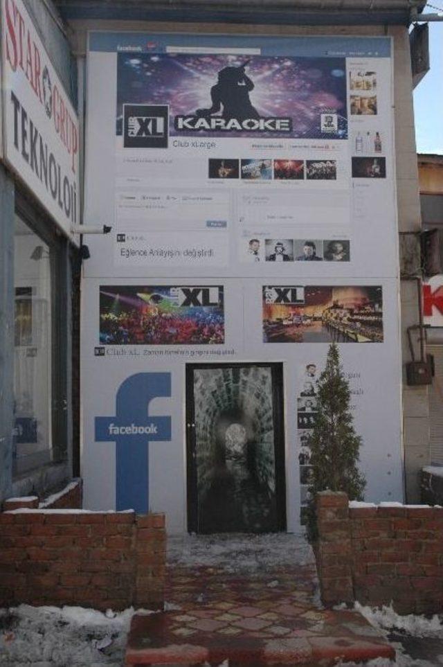 Kafenin Duvarını Facebook Resimleriyle Kapladı