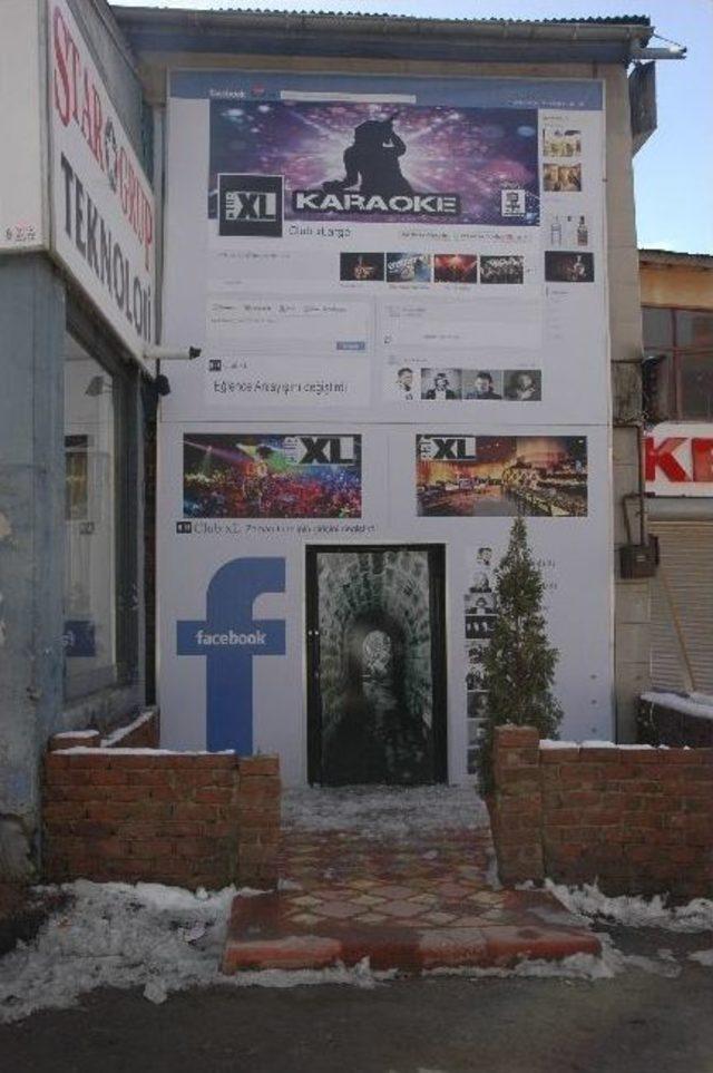 Kafenin Duvarını Facebook Resimleriyle Kapladı