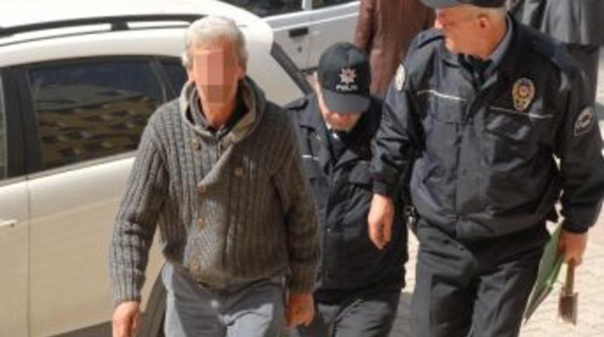 Ayrıldığı Eşinin Evinin Kapısını Balta İle Kırdı