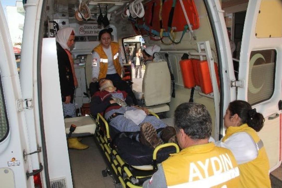 İş&ccedil;i Minib&uuml;s&uuml; Otomobille &Ccedil;arpıştı; 10 Yaralı