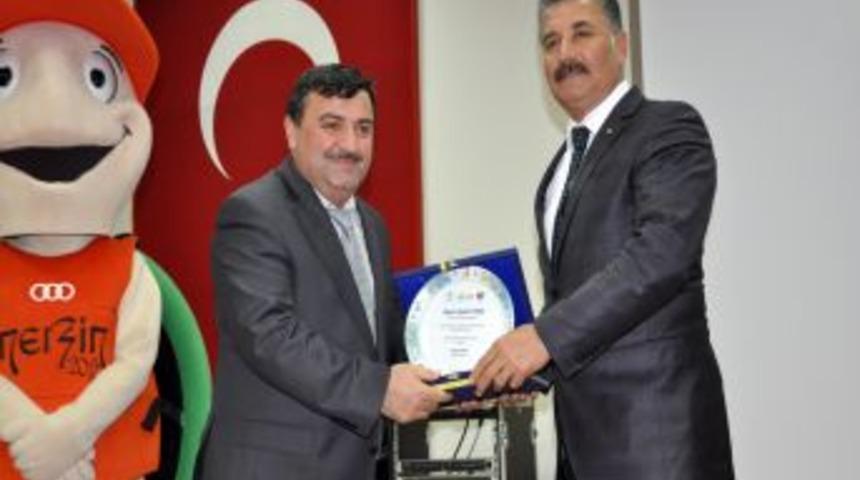 Toroslar Belediye Başkanı Hamit Tuna'ya Yılın Spor Adamı &Ouml;d&uuml;l&uuml;