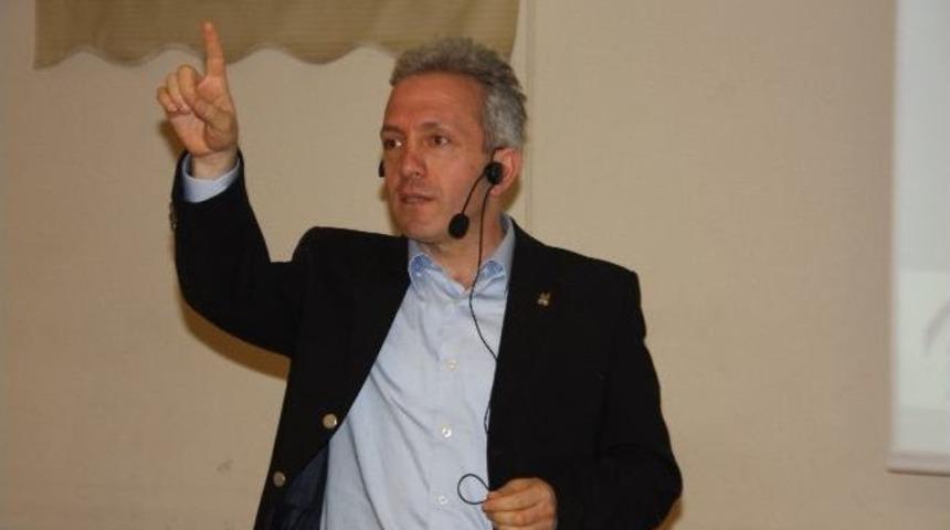 Siyaset Akademisi S&uuml;r&uuml;yor