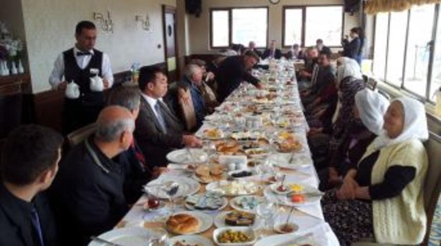 Tunceli Valisi Kahvaltıda Yaşlılarla Bir Araya Geldi