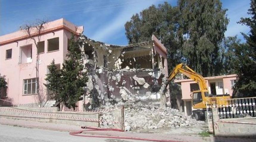 Karaisalı&rsquo;da Eski Kuran Kursu Binası Yıkıldı