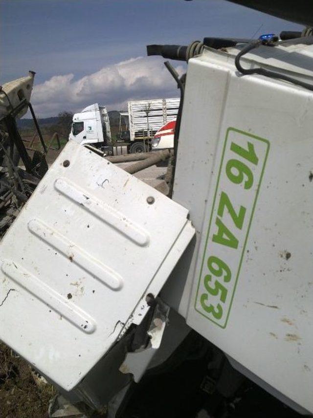 Lastiği Patlayan Beyaz Eşya Y&uuml;kl&uuml; Tır Devrildi 1