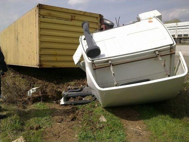 Lastiği Patlayan Beyaz Eşya Y&uuml;kl&uuml; Tır Devrildi 2