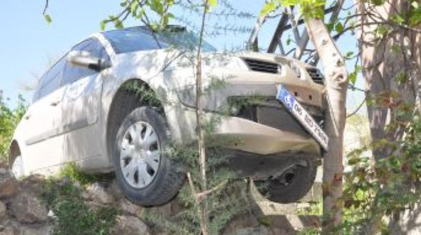 Elektrik Direğine &Ccedil;arparak Durabildi