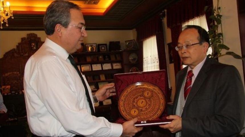 Tayvan B&uuml;y&uuml;kel&ccedil;isi Chen, &Uuml;nver&rsquo;i Ziyaret Etti