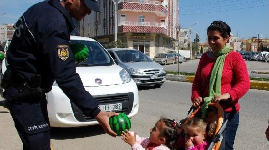 Polisler, &Ccedil;ocuklara Top Dağıttı