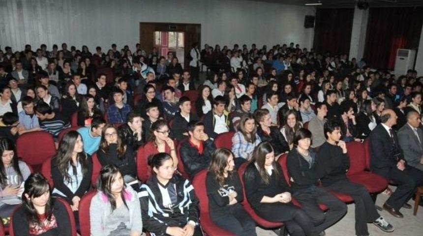 Rekt&ouml;r Akan, Lise &Ouml;ğrencileri İle Bir Araya Geldi