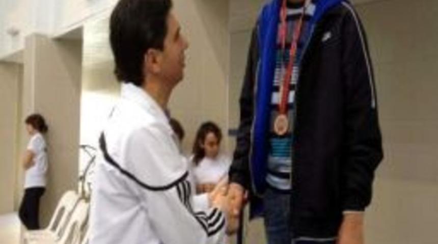 G&ouml;rme Engelli Onur Ge&ccedil;er, Y&uuml;zmede T&uuml;rkiye Şampiyonu Oldu