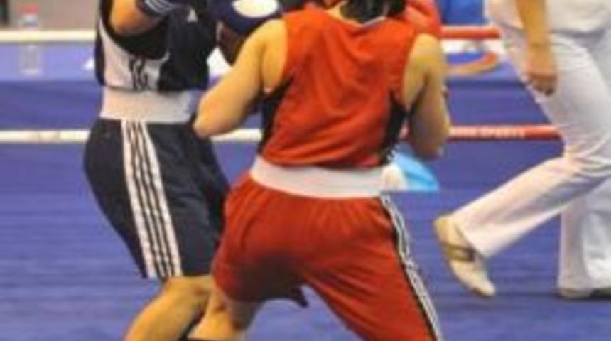 Gen&ccedil;liksporlu Bayan Boks&ouml;rler Madalya İle D&ouml;nd&uuml;