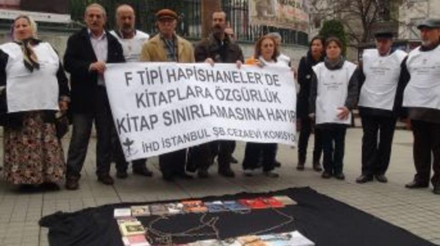Protesto I&ccedil;in Kitapları Zincirlediler