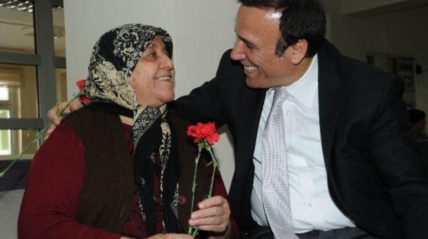 Gen&ccedil;'ten Yaşlılara Karanfil