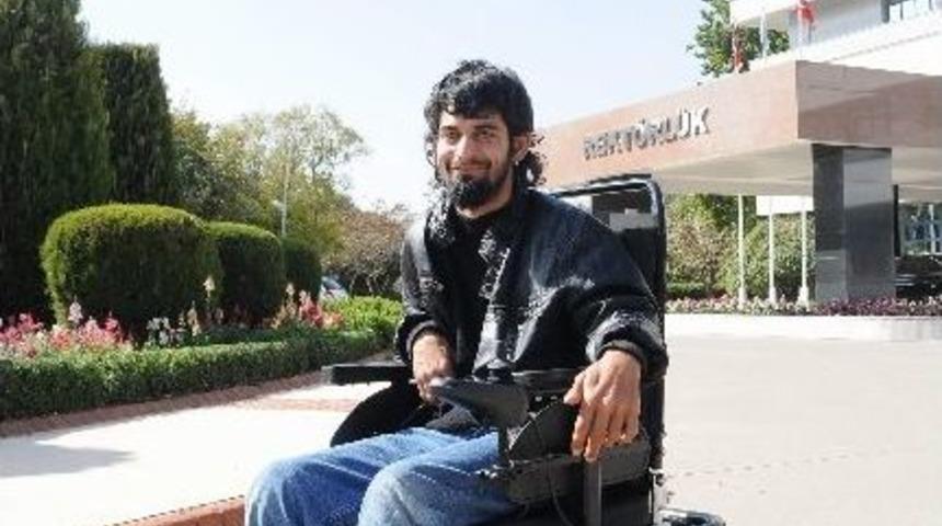 Rekt&ouml;rden Engelli &Ouml;ğrenciye Ak&uuml;l&uuml; Tekerlekli Sandalye