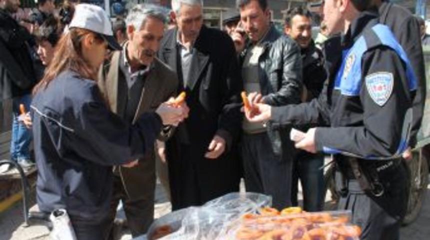 Nevruz T&ouml;reninde Polisten &Ccedil;ikolata Ve Tatlı Ikramı