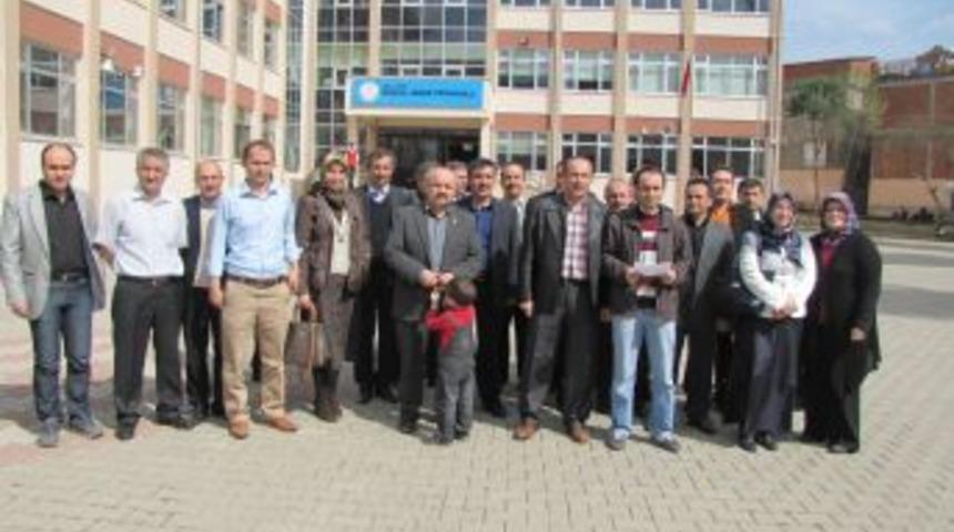 &Ouml;ğretmenler Kıyafet &Ouml;zg&uuml;rl&uuml;ğ&uuml; I&ccedil;in Eylem Yaptı