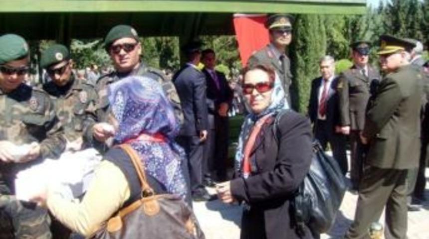 Mhp&rsquo;li Kadınlar Şehitliklerde Bisk&uuml;vi İkramında Bulundu