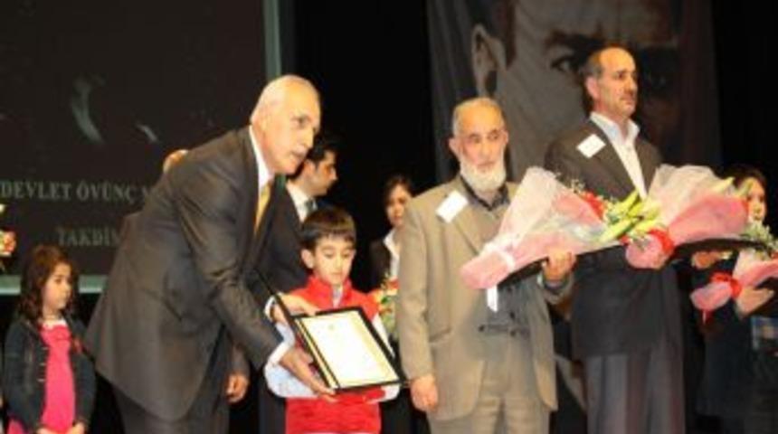 Oğlunun Madalyasını Ağlayarak Aldı