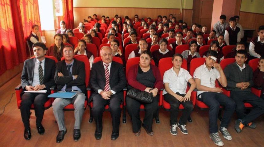 SAMEDER &Uuml;yeleri, Okul Okul Gezerek Madde Bağımlılığının Zararlarını Anlatıyor