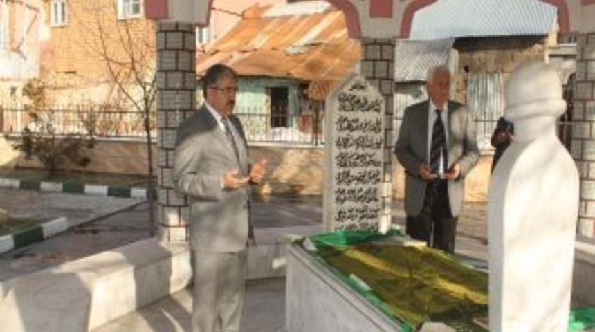 Vali &Ccedil;ınar Ve Başkan Dede, M&Uuml;ştakbaba Ve Zerzemi T&uuml;rbelerini Ziyaret Etti