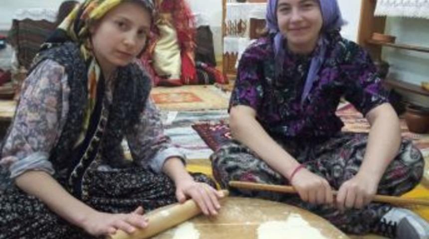 Furtuni Ve İsak Pinhas Ortaokulu Resim Kul&uuml;b&uuml;`nden &Ccedil;anakkale Sergisi