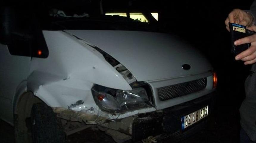 Otomobil İle Yolcu Minib&uuml;s&uuml; &Ccedil;arpıştı: 7 Yaralı