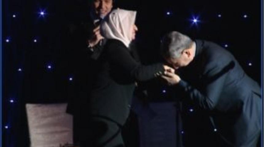 Arın&ccedil; Okul Yapımı I&ccedil;in 1 Milyon Lira Yardım Yapan Melek Annenin Elini &Ouml;pt&uuml;