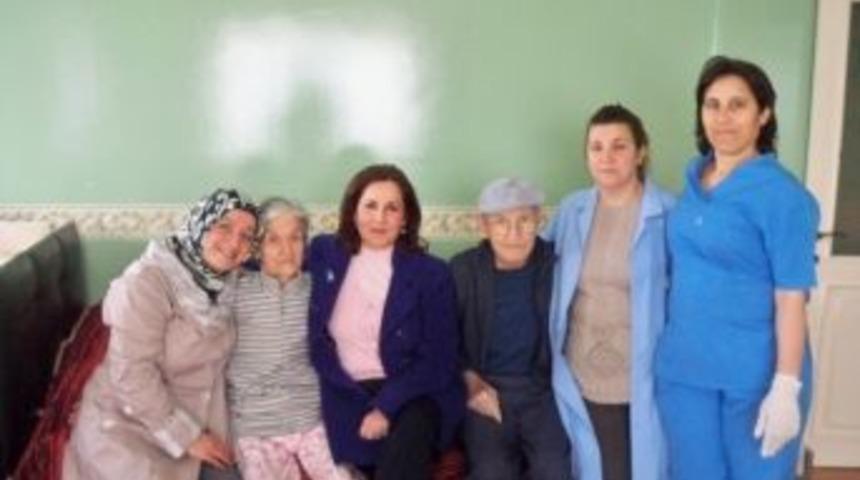 Ak Parti'li Kadınlar Yaşlıları Ziyaret Etti