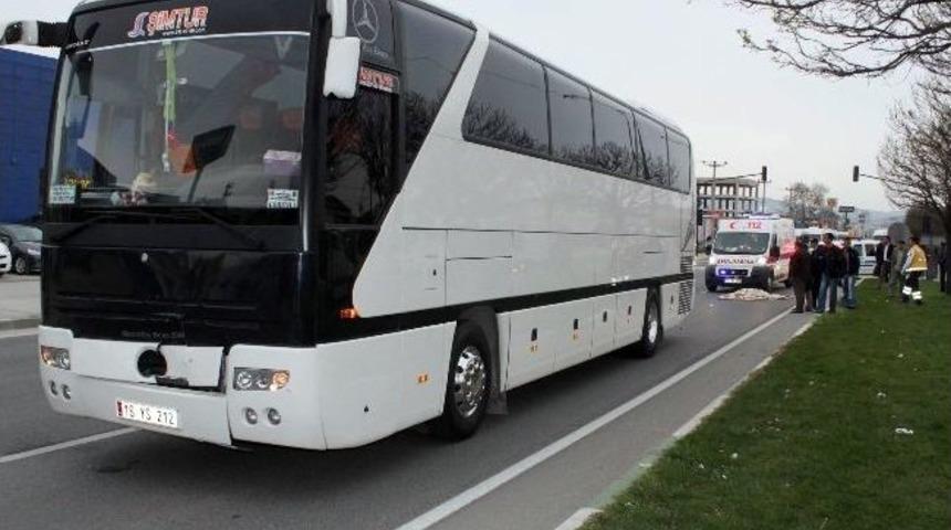 Otob&uuml;s&uuml;n Altında Kalan Yaşlı Kadın Hayatını Kaybetti