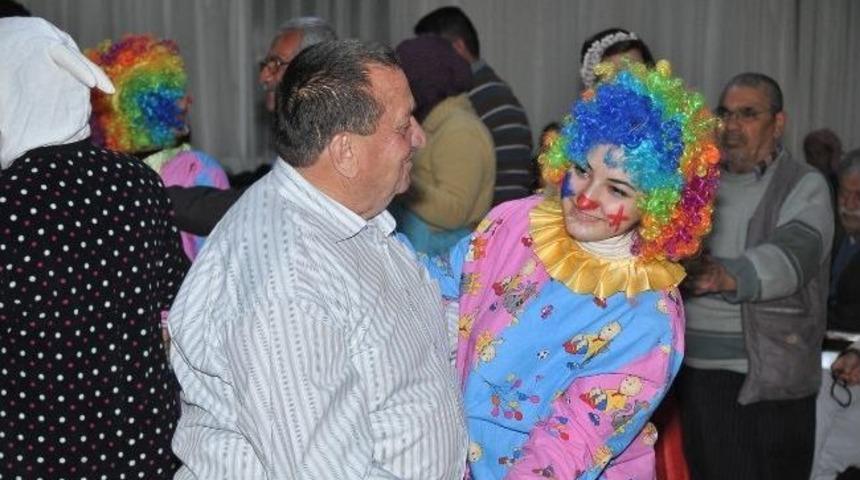 Huzurevi Sakinleri G&ouml;n&uuml;llerince Eğlendi