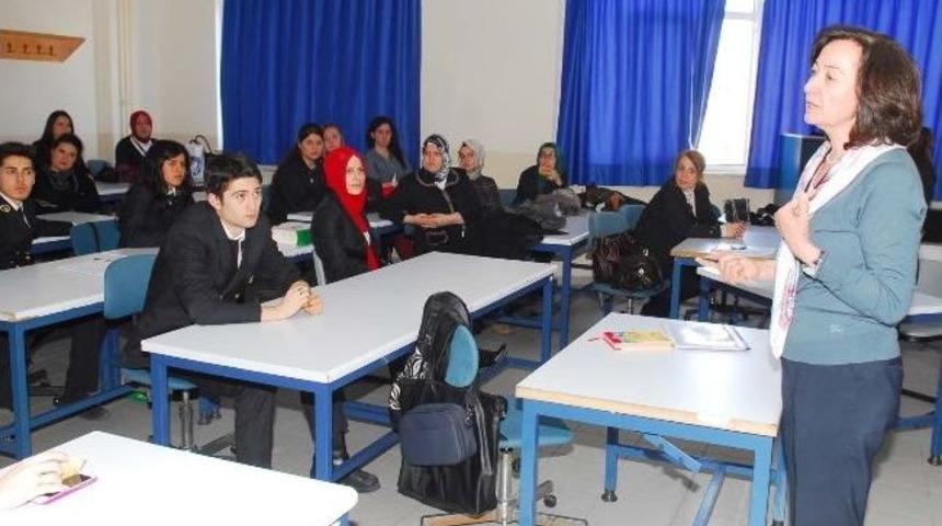 &Uuml;niversitelerden Kadın Kent G&ouml;n&uuml;ll&uuml;lerine Akademik Destek