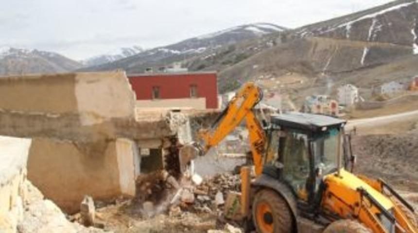 Harabe Yapıların Yıkımına Devam Ediliyor