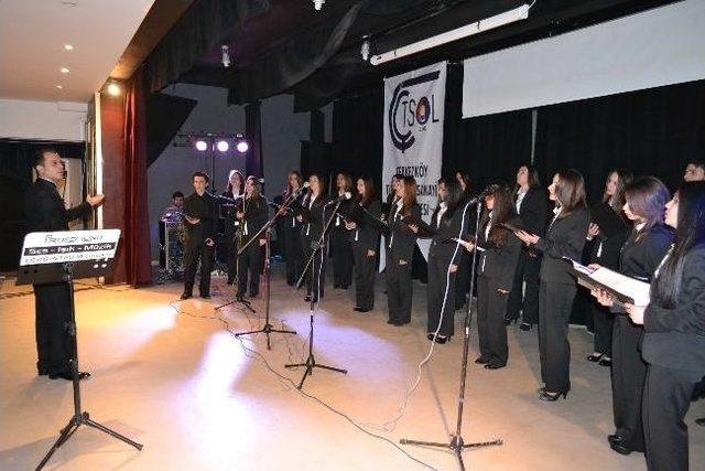 Gençlik Korosu İlk Konserini Verdi