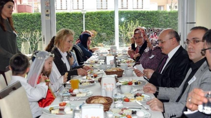 Down Sendromlu &Ccedil;ocuklar Kahvaltıda Buluştu