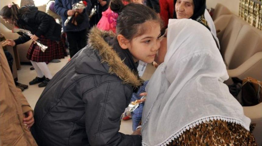 Minik Öğrenciler Huzurevi Sakinlerini Unutmadı