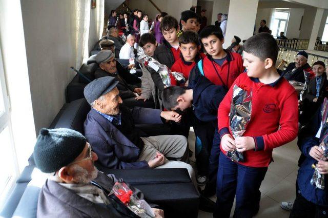Minik Öğrenciler Huzurevi Sakinlerini Unutmadı 1